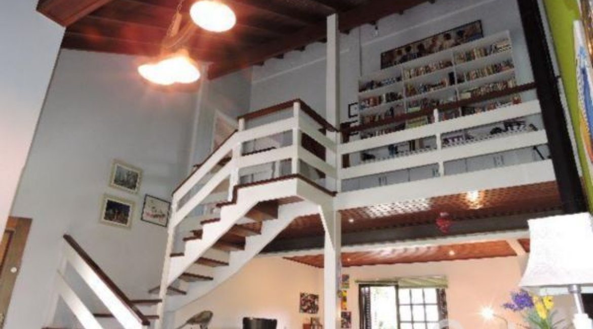 Casa à venda com 179m², 3 dormitórios, 1 suíte, 3 vagas, no bairro Tristeza em Porto Alegre