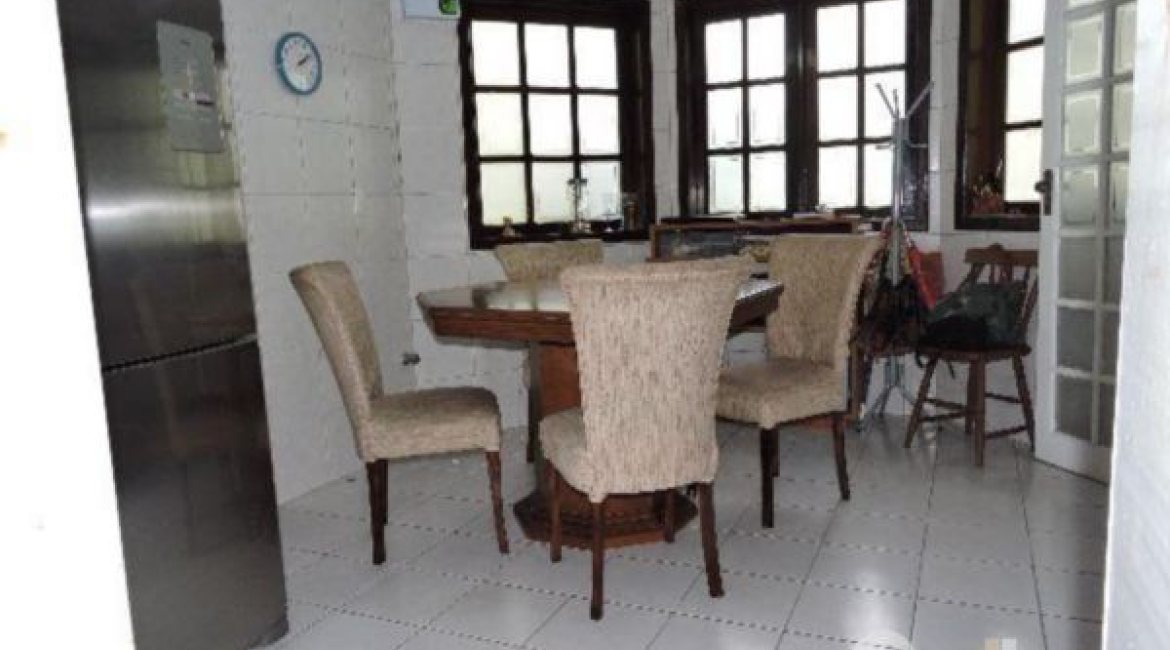 Casa à venda com 179m², 3 dormitórios, 1 suíte, 3 vagas, no bairro Tristeza em Porto Alegre