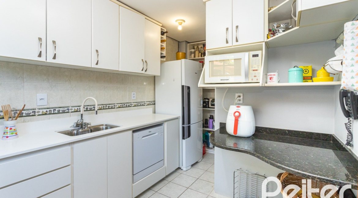 Casa em Condomínio à venda com 174m², 3 dormitórios, 1 suíte, 3 vagas, no bairro Tristeza em Porto Alegre