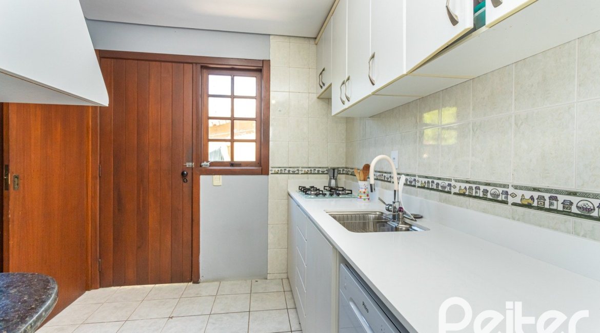 Casa em Condomínio à venda com 174m², 3 dormitórios, 1 suíte, 3 vagas, no bairro Tristeza em Porto Alegre