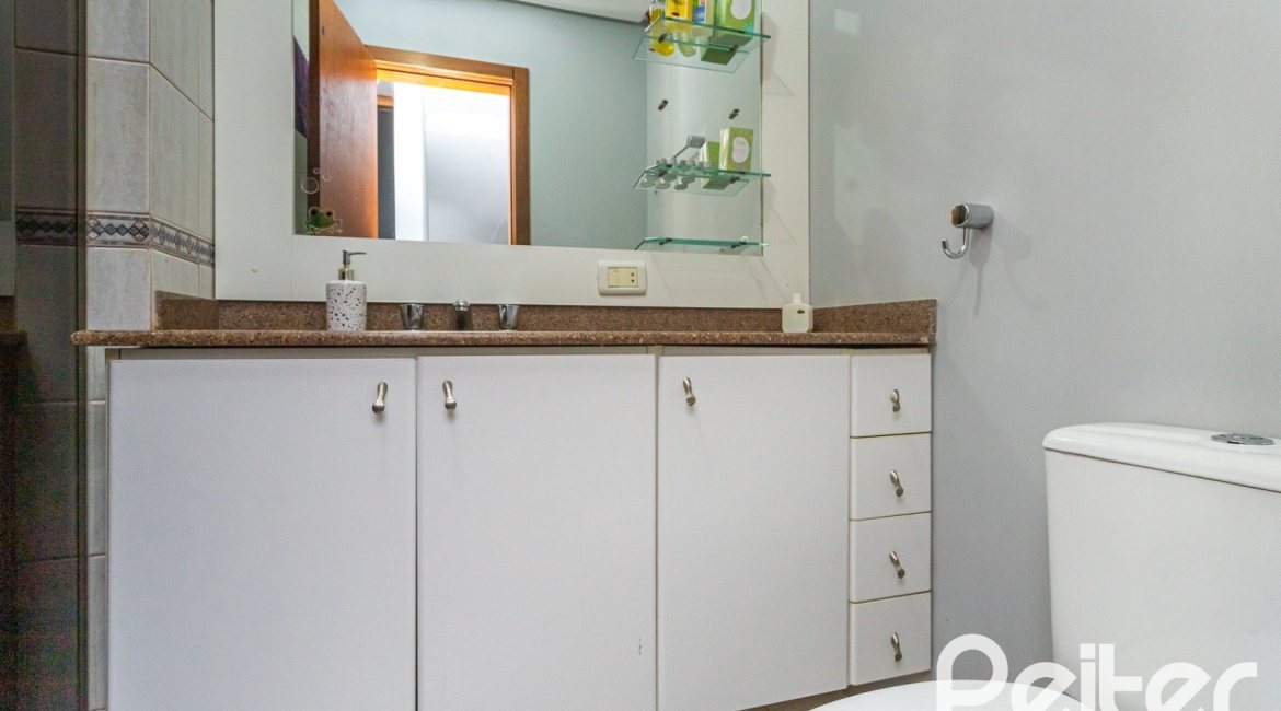 Casa em Condomínio à venda com 174m², 3 dormitórios, 1 suíte, 3 vagas, no bairro Tristeza em Porto Alegre