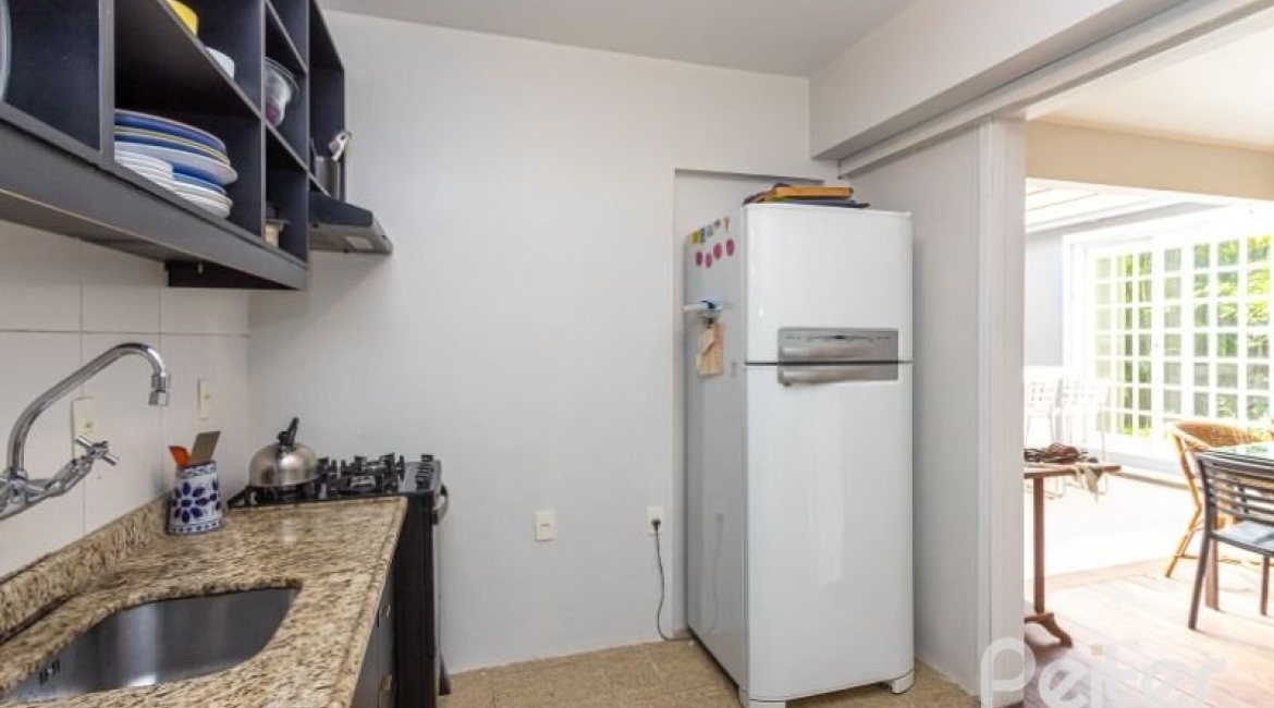 Casa em Condomínio à venda com 162m², 3 dormitórios, 1 suíte, 3 vagas, no bairro Tristeza em PORTO ALEGRE