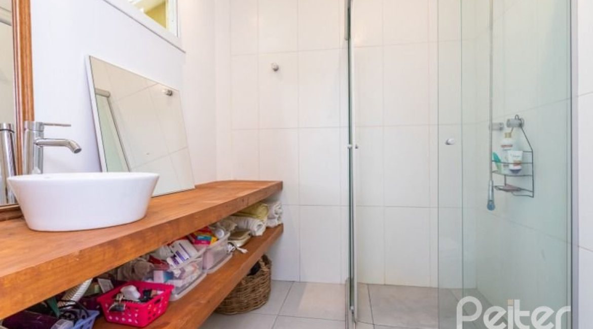 Casa em Condomínio à venda com 162m², 3 dormitórios, 1 suíte, 3 vagas, no bairro Tristeza em PORTO ALEGRE