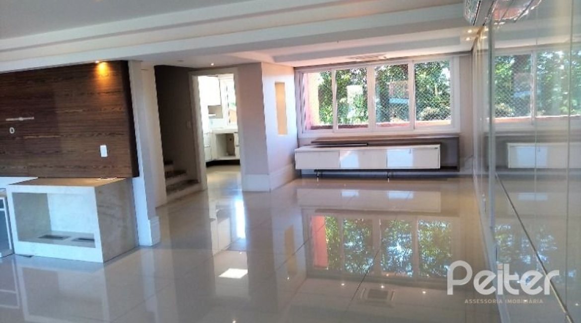 Casa em Condomínio à venda com 384m², 3 dormitórios, 1 suíte, 4 vagas, no bairro Cristal em PORTO ALEGRE