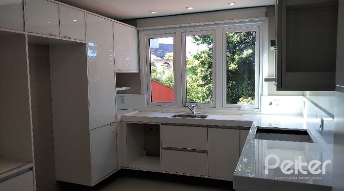 Casa em Condomínio à venda com 384m², 3 dormitórios, 1 suíte, 4 vagas, no bairro Cristal em PORTO ALEGRE