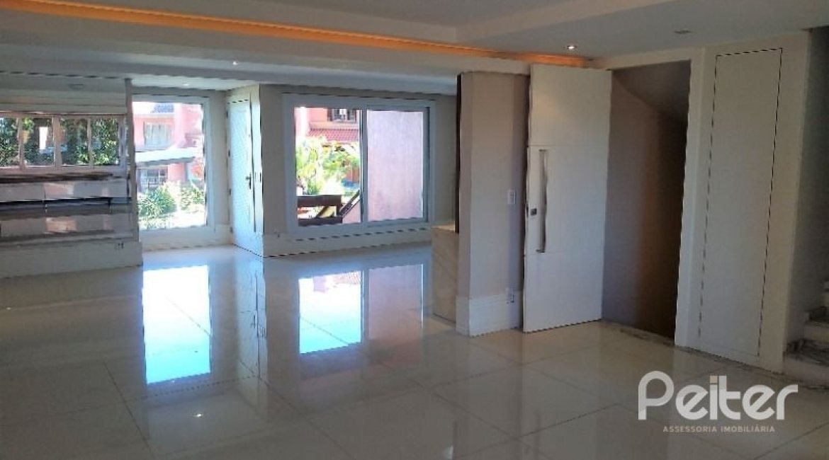 Casa em Condomínio à venda com 384m², 3 dormitórios, 1 suíte, 4 vagas, no bairro Cristal em PORTO ALEGRE