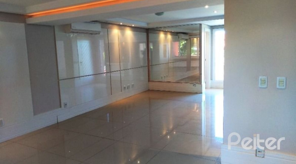 Casa em Condomínio à venda com 384m², 3 dormitórios, 1 suíte, 4 vagas, no bairro Cristal em PORTO ALEGRE