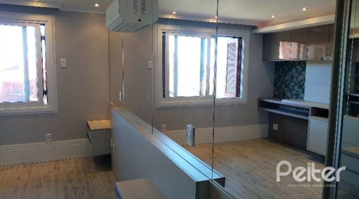 Casa em Condomínio à venda com 384m², 3 dormitórios, 1 suíte, 4 vagas, no bairro Cristal em PORTO ALEGRE