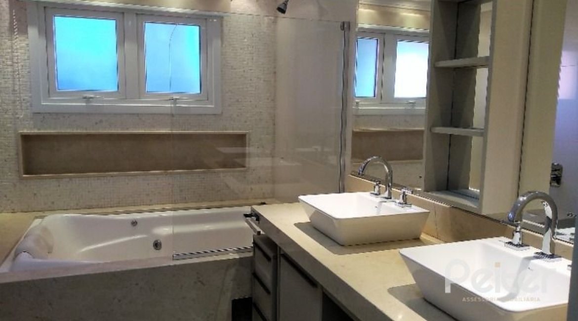 Casa em Condomínio à venda com 384m², 3 dormitórios, 1 suíte, 4 vagas, no bairro Cristal em PORTO ALEGRE