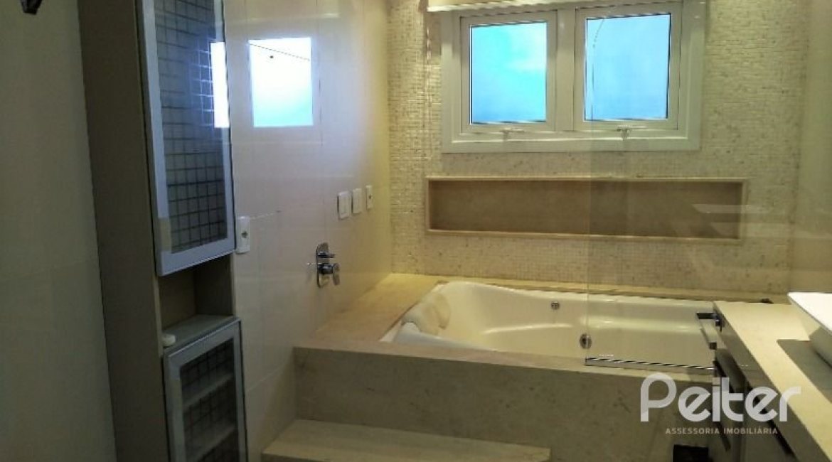 Casa em Condomínio à venda com 384m², 3 dormitórios, 1 suíte, 4 vagas, no bairro Cristal em PORTO ALEGRE