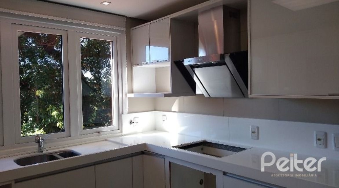 Casa em Condomínio à venda com 384m², 3 dormitórios, 1 suíte, 4 vagas, no bairro Cristal em PORTO ALEGRE