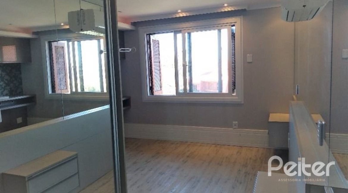 Casa em Condomínio à venda com 384m², 3 dormitórios, 1 suíte, 4 vagas, no bairro Cristal em PORTO ALEGRE