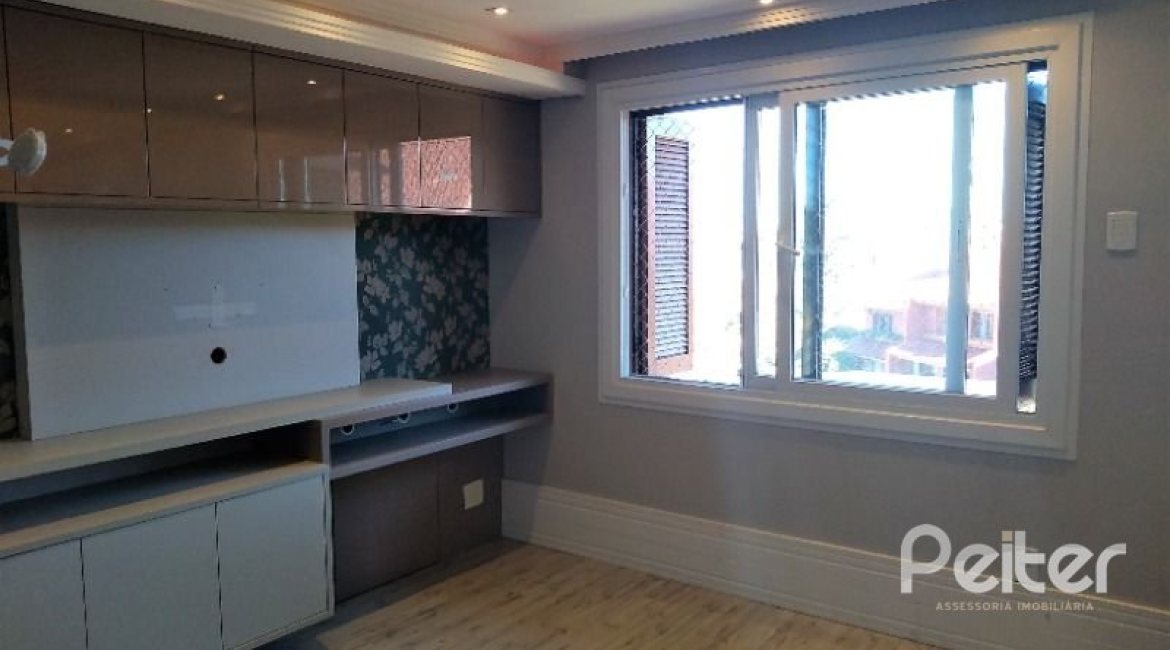 Casa em Condomínio à venda com 384m², 3 dormitórios, 1 suíte, 4 vagas, no bairro Cristal em PORTO ALEGRE