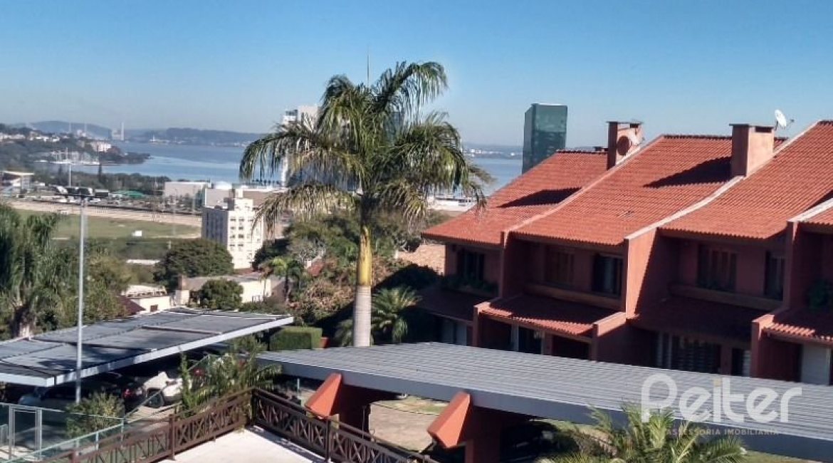 Casa em Condomínio à venda com 384m², 3 dormitórios, 1 suíte, 4 vagas, no bairro Cristal em PORTO ALEGRE