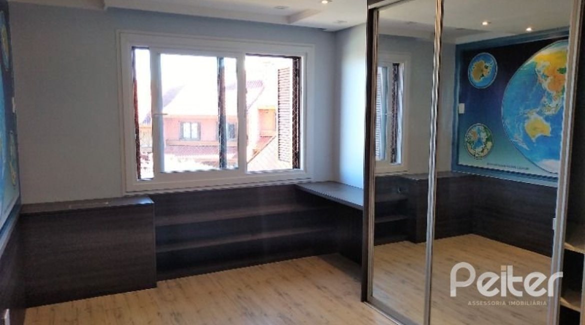 Casa em Condomínio à venda com 384m², 3 dormitórios, 1 suíte, 4 vagas, no bairro Cristal em PORTO ALEGRE