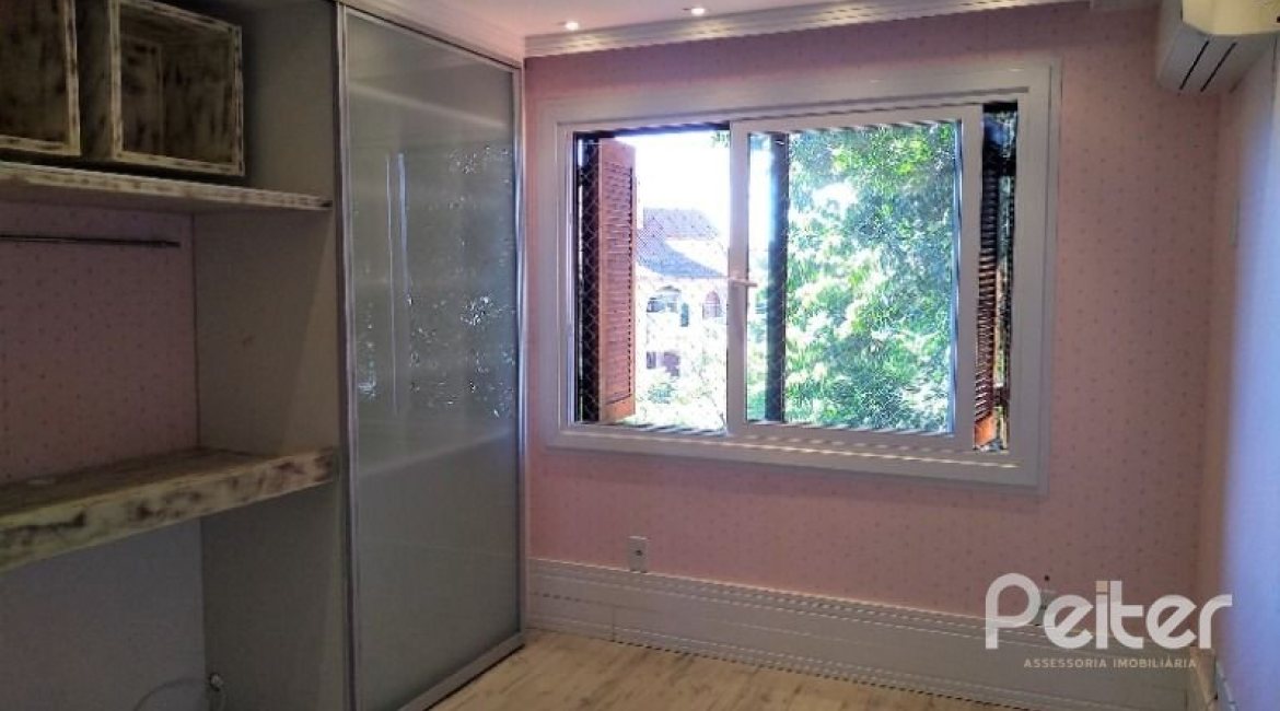 Casa em Condomínio à venda com 384m², 3 dormitórios, 1 suíte, 4 vagas, no bairro Cristal em PORTO ALEGRE