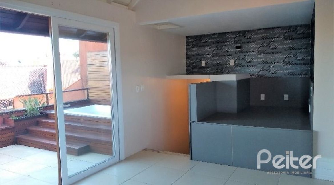 Casa em Condomínio à venda com 384m², 3 dormitórios, 1 suíte, 4 vagas, no bairro Cristal em PORTO ALEGRE