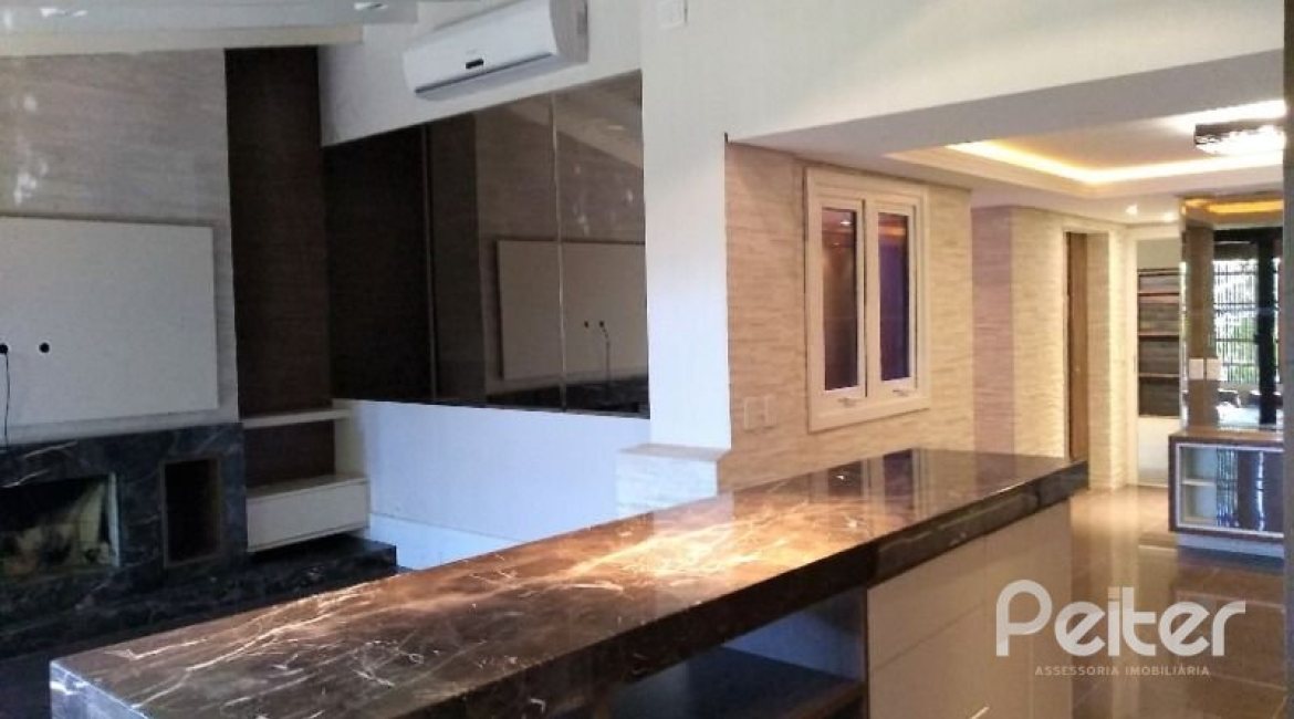 Casa em Condomínio à venda com 384m², 3 dormitórios, 1 suíte, 4 vagas, no bairro Cristal em PORTO ALEGRE