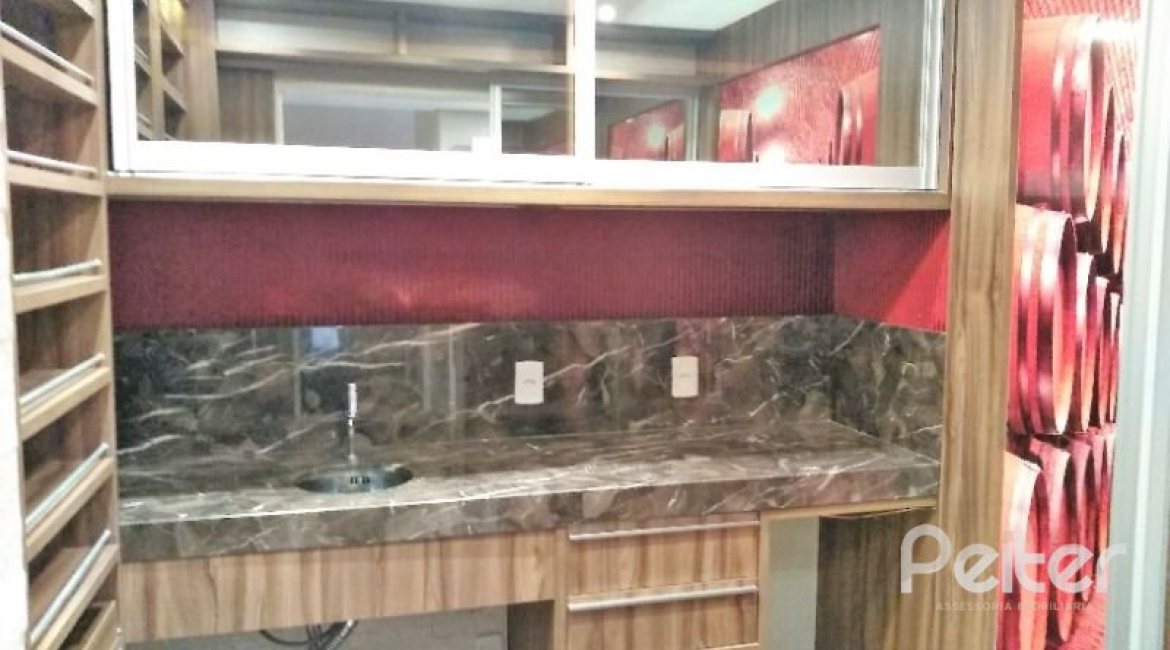 Casa em Condomínio à venda com 384m², 3 dormitórios, 1 suíte, 4 vagas, no bairro Cristal em PORTO ALEGRE