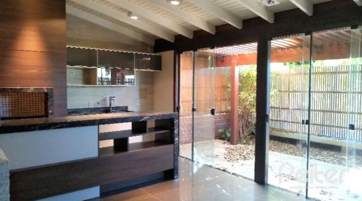 Casa em Condomínio à venda com 384m², 3 dormitórios, 1 suíte, 4 vagas, no bairro Cristal em PORTO ALEGRE