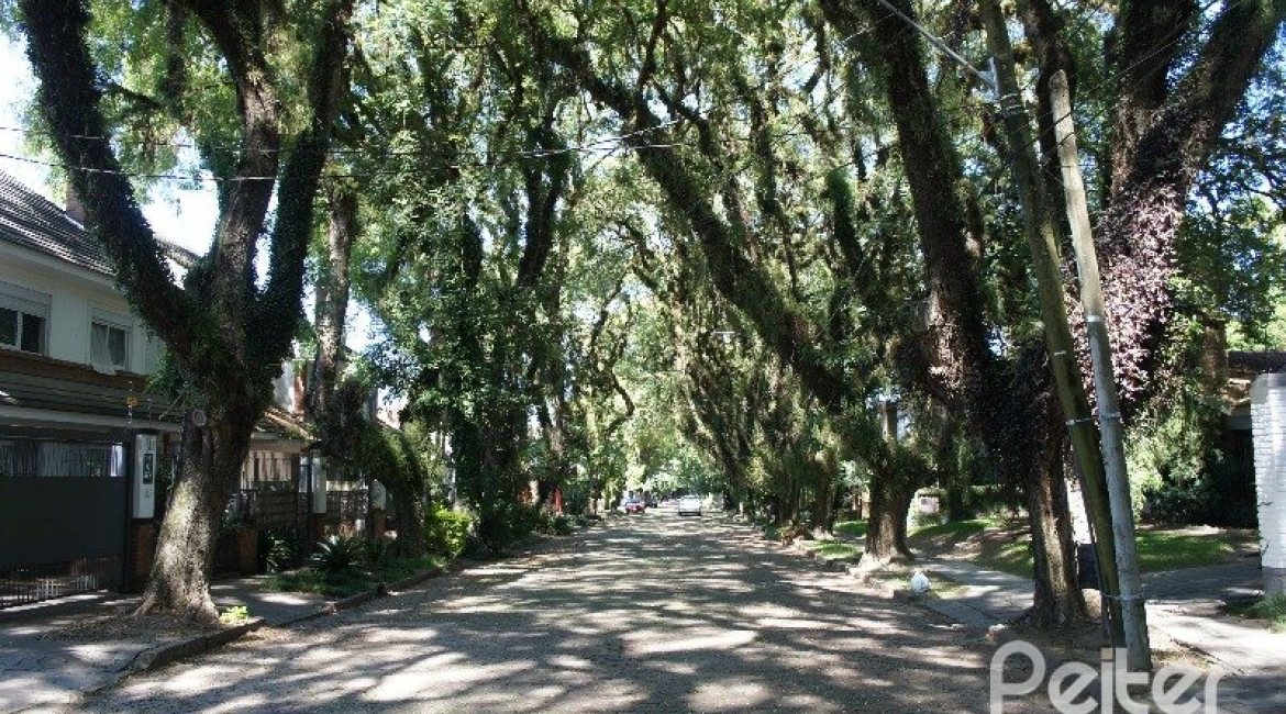 Casa em Condomínio à venda com 230m², 3 dormitórios, 1 suíte, 2 vagas, no bairro Jardim Isabel em Porto Alegre