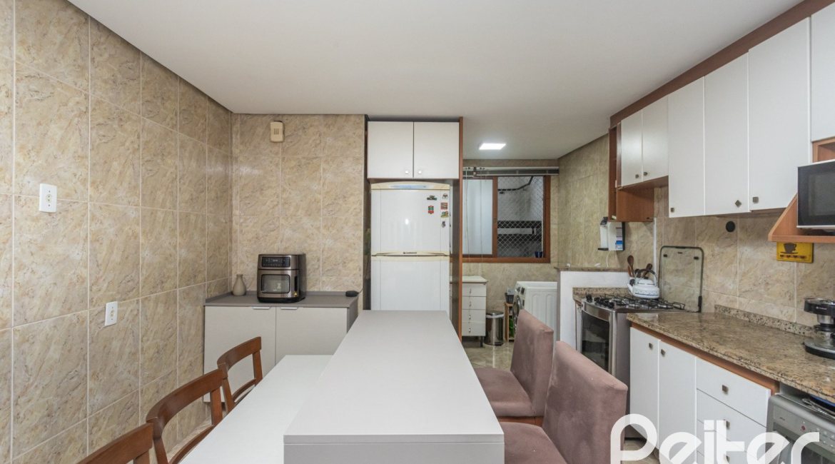 Apartamento à venda com 267m², 3 dormitórios, 1 suíte, 4 vagas, no bairro Sétimo Céu em Porto Alegre