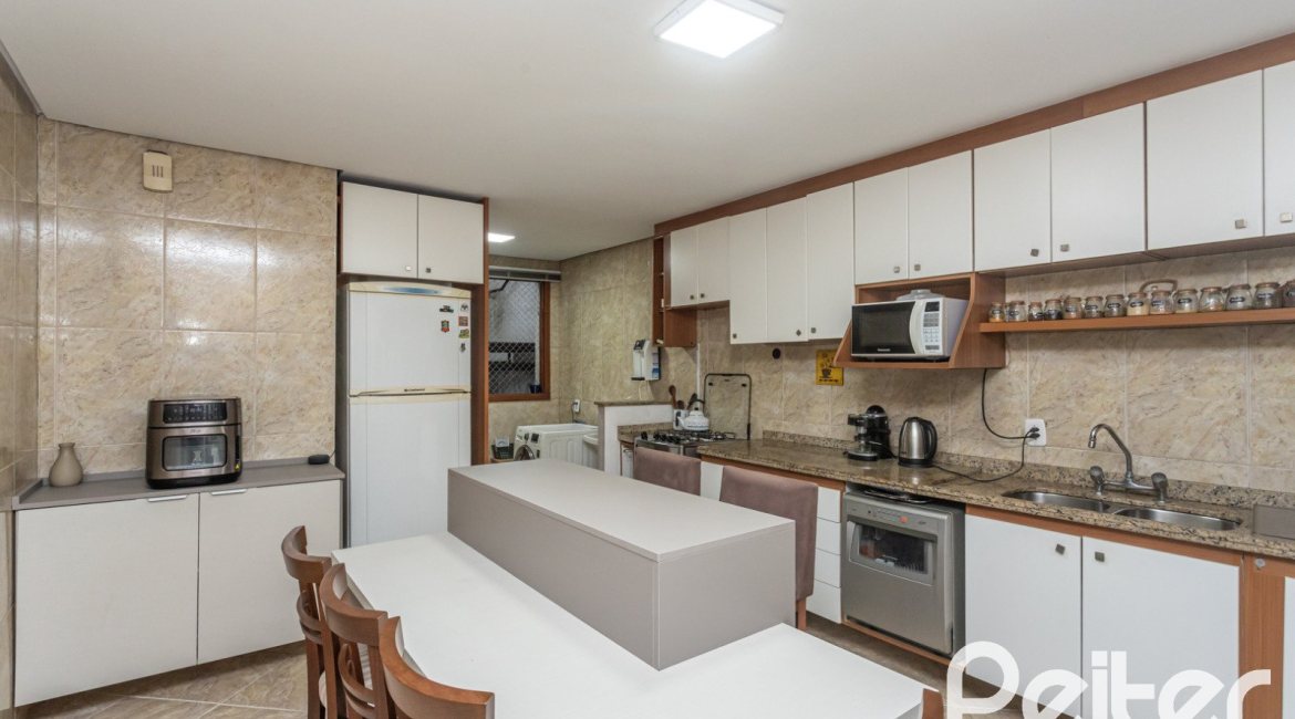 Apartamento à venda com 267m², 3 dormitórios, 1 suíte, 4 vagas, no bairro Sétimo Céu em Porto Alegre