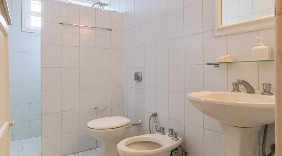 Casa à venda com 239m², 3 dormitórios, 1 suíte, 2 vagas, no bairro Ipanema em Porto Alegre