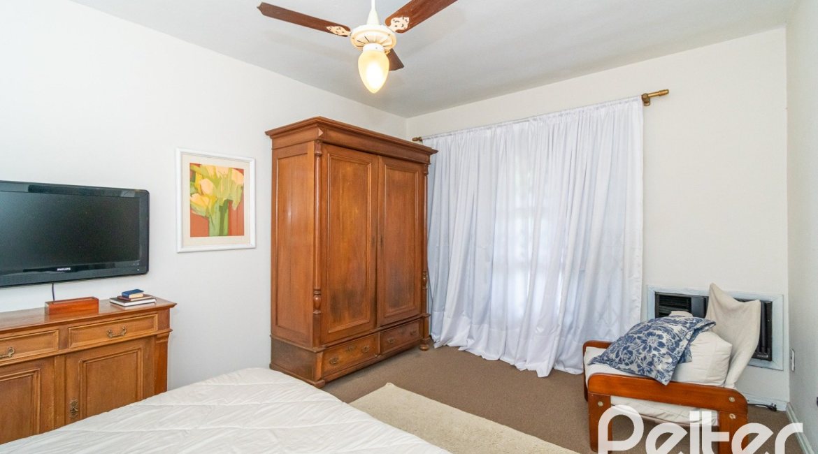 Casa à venda com 239m², 3 dormitórios, 1 suíte, 2 vagas, no bairro Ipanema em Porto Alegre