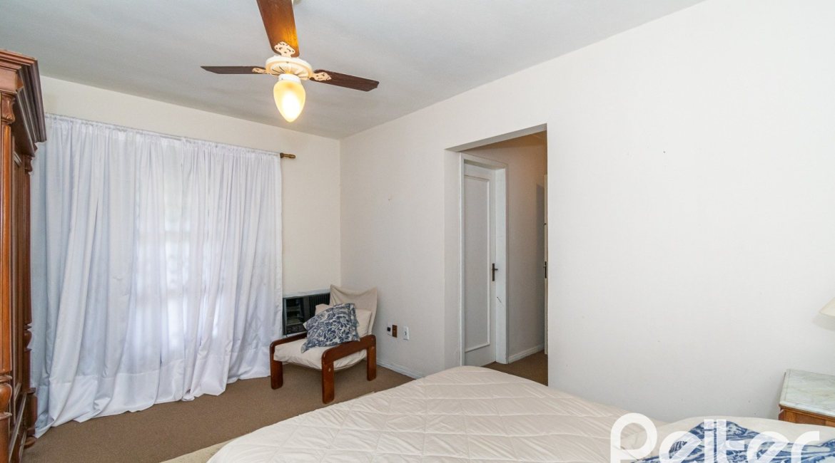 Casa à venda com 239m², 3 dormitórios, 1 suíte, 2 vagas, no bairro Ipanema em Porto Alegre