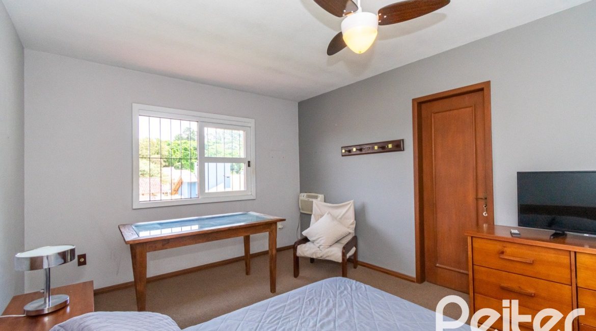 Casa à venda com 239m², 3 dormitórios, 1 suíte, 2 vagas, no bairro Ipanema em Porto Alegre