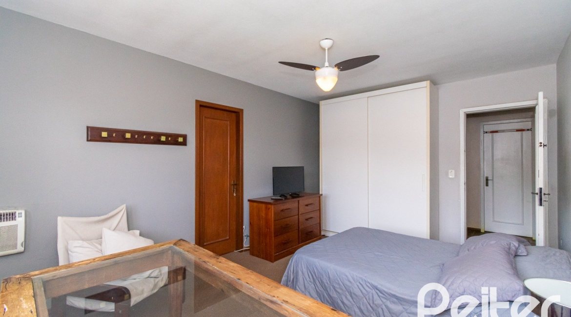 Casa à venda com 239m², 3 dormitórios, 1 suíte, 2 vagas, no bairro Ipanema em Porto Alegre