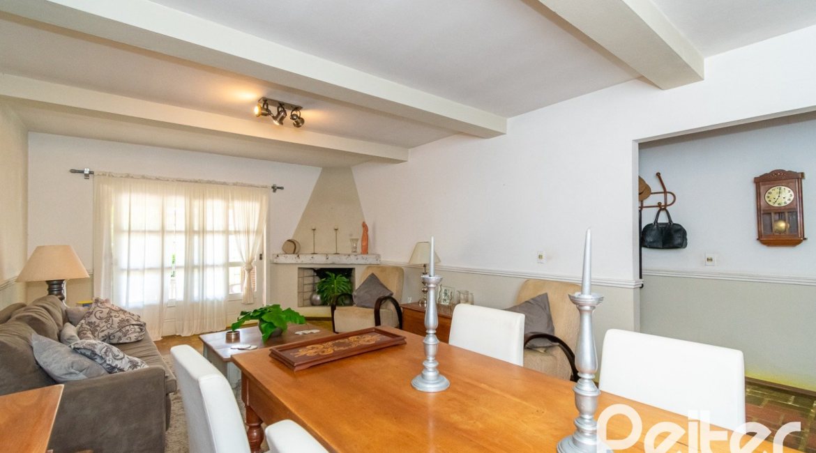 Casa à venda com 239m², 3 dormitórios, 1 suíte, 2 vagas, no bairro Ipanema em Porto Alegre