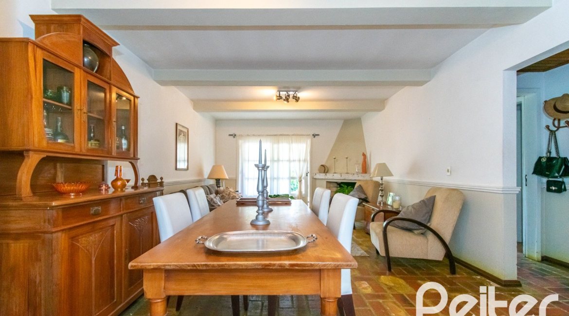 Casa à venda com 239m², 3 dormitórios, 1 suíte, 2 vagas, no bairro Ipanema em Porto Alegre