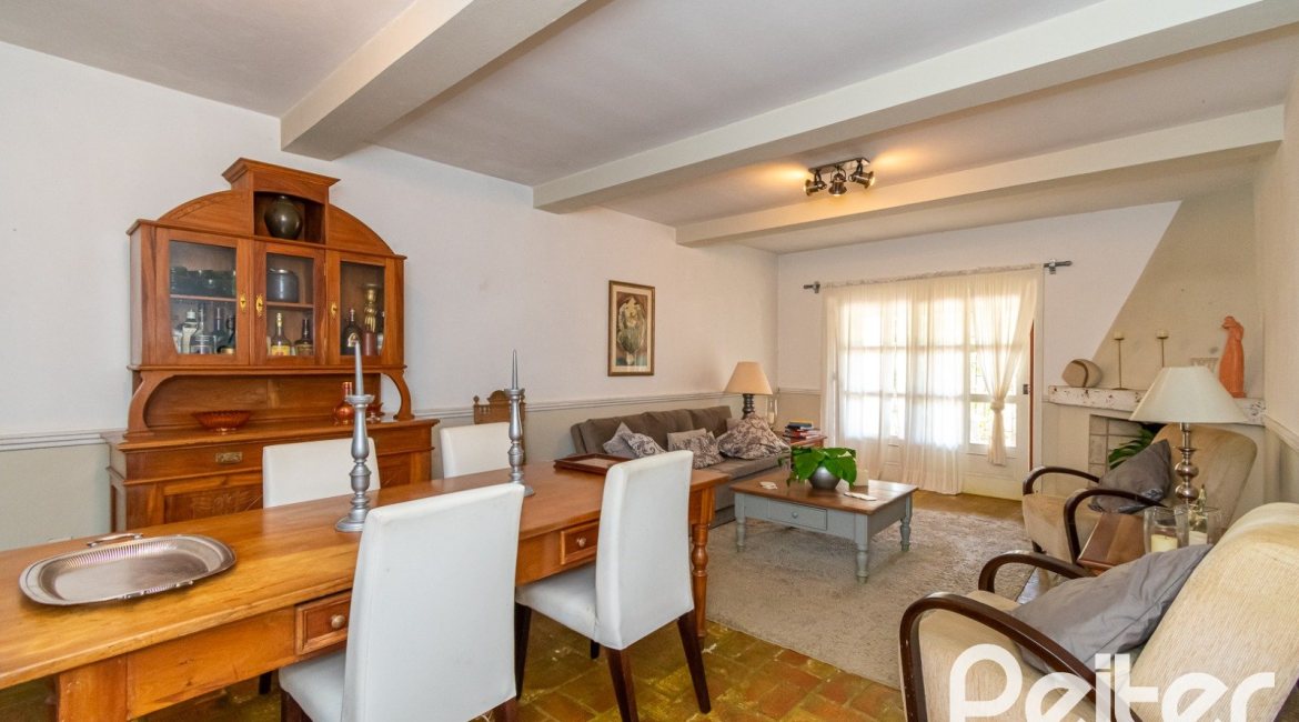 Casa à venda com 239m², 3 dormitórios, 1 suíte, 2 vagas, no bairro Ipanema em Porto Alegre