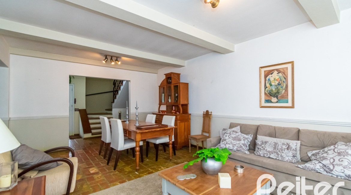 Casa à venda com 239m², 3 dormitórios, 1 suíte, 2 vagas, no bairro Ipanema em Porto Alegre