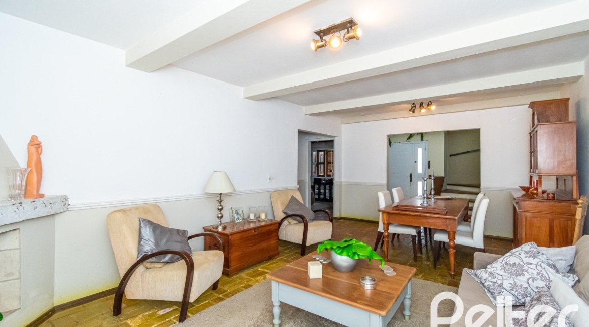 Casa à venda com 239m², 3 dormitórios, 1 suíte, 2 vagas, no bairro Ipanema em Porto Alegre