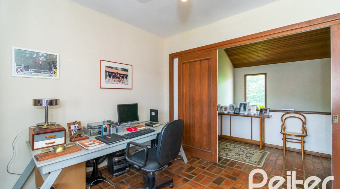 Casa à venda com 239m², 3 dormitórios, 1 suíte, 2 vagas, no bairro Ipanema em Porto Alegre