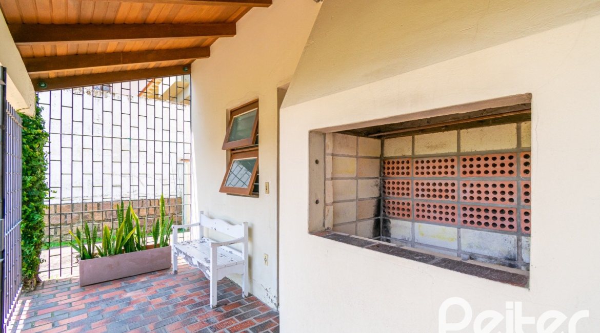 Casa à venda com 239m², 3 dormitórios, 1 suíte, 2 vagas, no bairro Ipanema em Porto Alegre