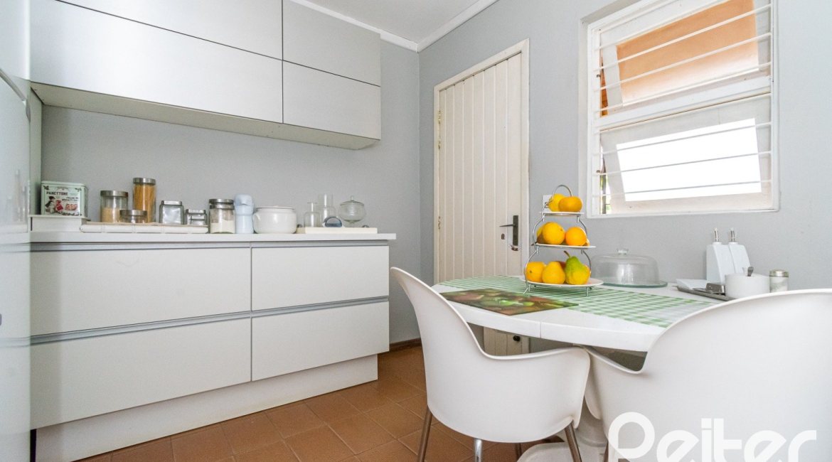 Casa à venda com 239m², 3 dormitórios, 1 suíte, 2 vagas, no bairro Ipanema em Porto Alegre