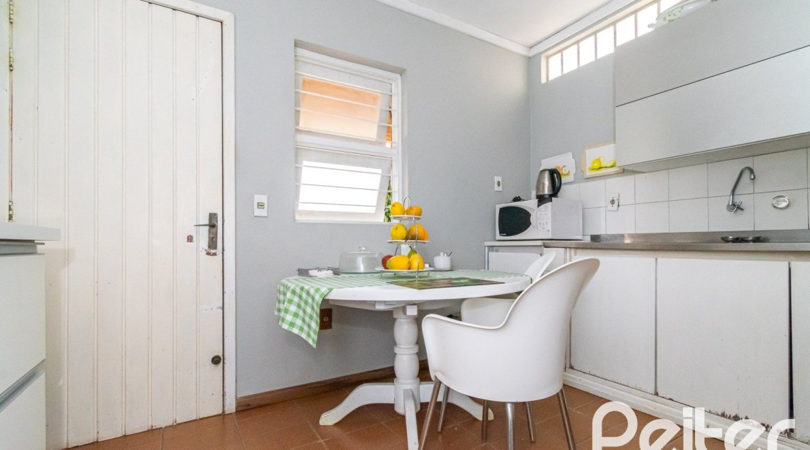 Casa à venda com 239m², 3 dormitórios, 1 suíte, 2 vagas, no bairro Ipanema em Porto Alegre