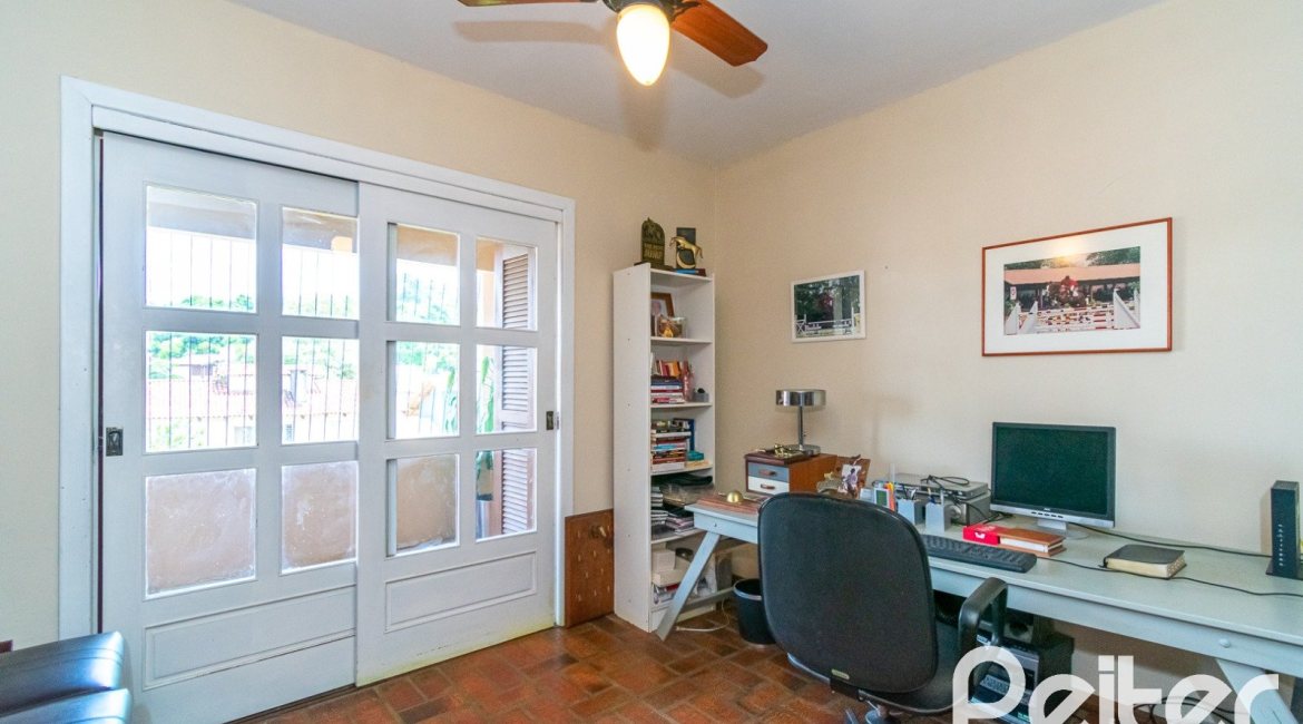 Casa à venda com 239m², 3 dormitórios, 1 suíte, 2 vagas, no bairro Ipanema em Porto Alegre