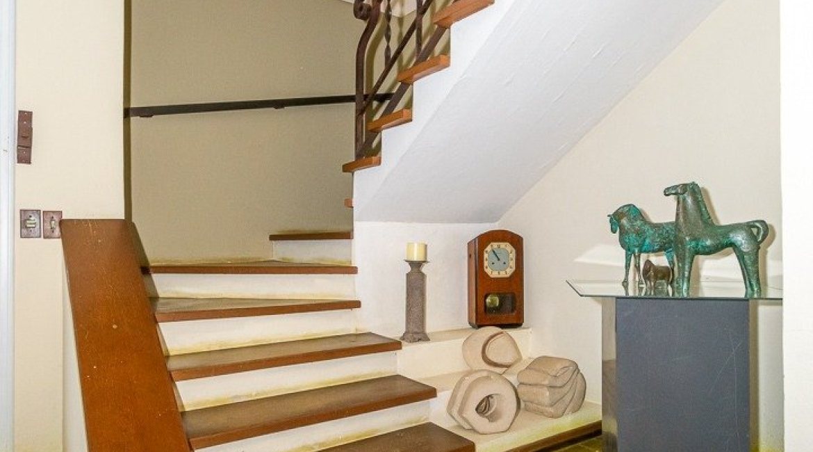 Casa à venda com 239m², 3 dormitórios, 1 suíte, 2 vagas, no bairro Ipanema em Porto Alegre