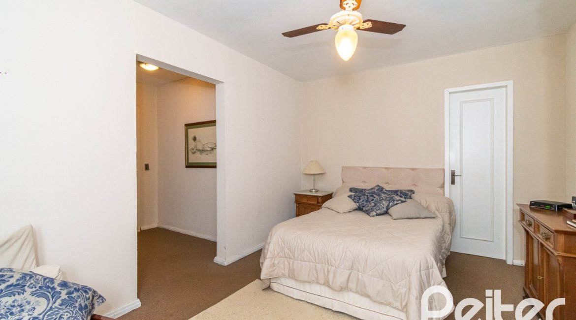 Casa à venda com 239m², 3 dormitórios, 1 suíte, 2 vagas, no bairro Ipanema em Porto Alegre