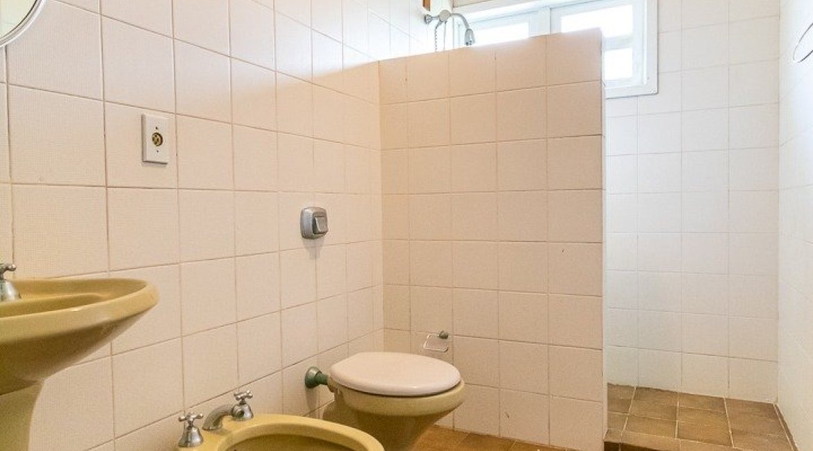 Casa à venda com 239m², 3 dormitórios, 1 suíte, 2 vagas, no bairro Ipanema em Porto Alegre