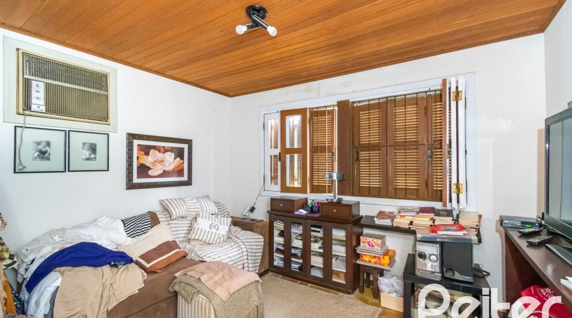 Casa à venda com 239m², 3 dormitórios, 1 suíte, 2 vagas, no bairro Ipanema em Porto Alegre