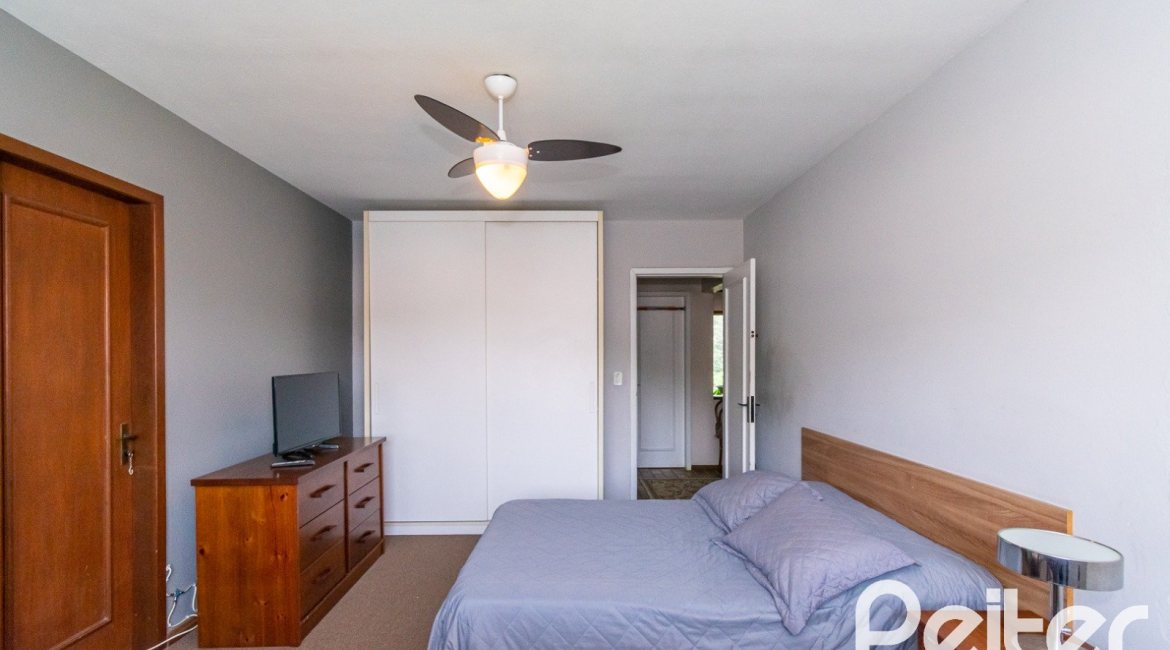 Casa à venda com 239m², 3 dormitórios, 1 suíte, 2 vagas, no bairro Ipanema em Porto Alegre