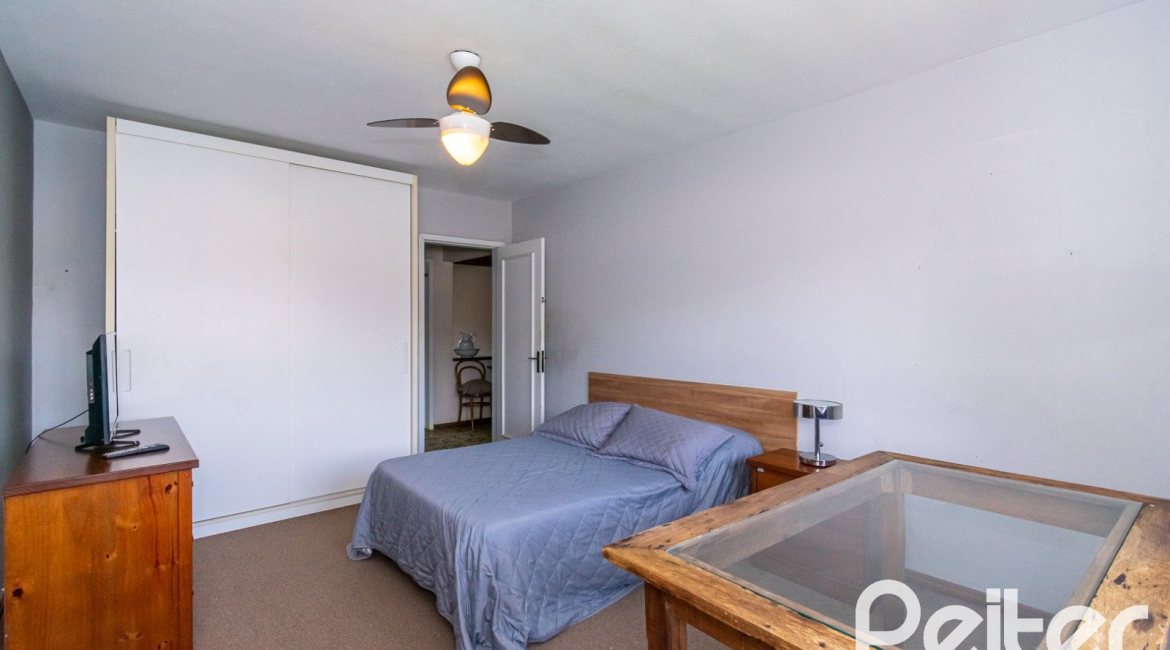 Casa à venda com 239m², 3 dormitórios, 1 suíte, 2 vagas, no bairro Ipanema em Porto Alegre