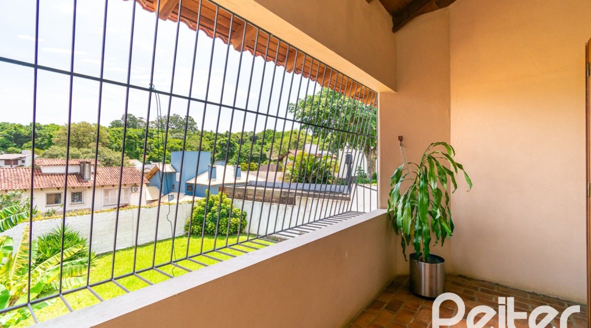 Casa à venda com 239m², 3 dormitórios, 1 suíte, 2 vagas, no bairro Ipanema em Porto Alegre