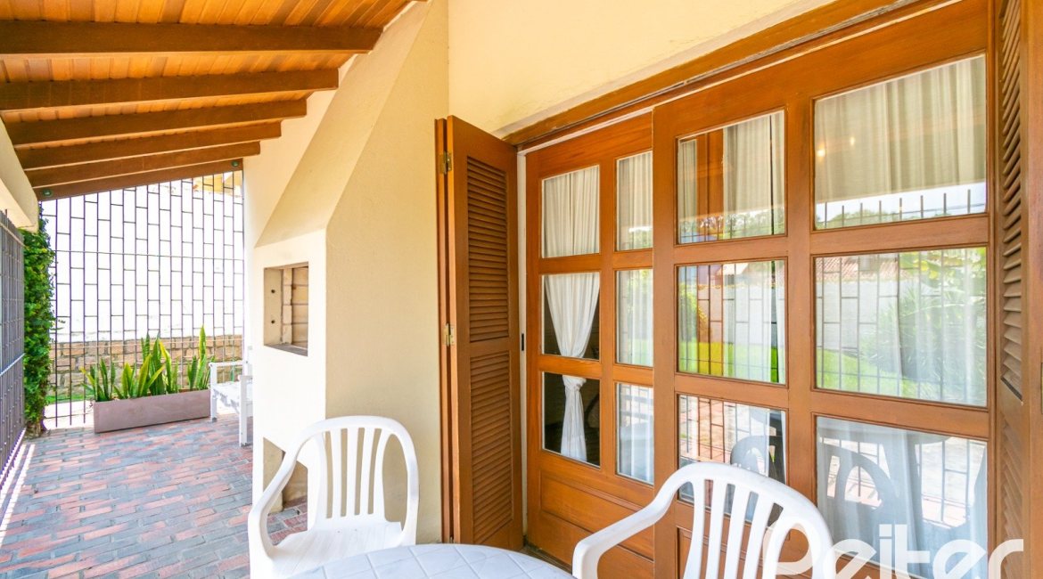 Casa à venda com 239m², 3 dormitórios, 1 suíte, 2 vagas, no bairro Ipanema em Porto Alegre